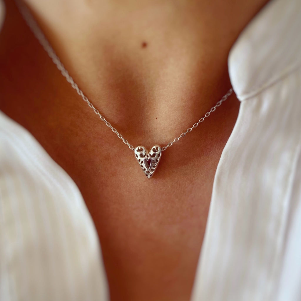 Collar Mini Corazón Inflado en modelo vistra frontal
