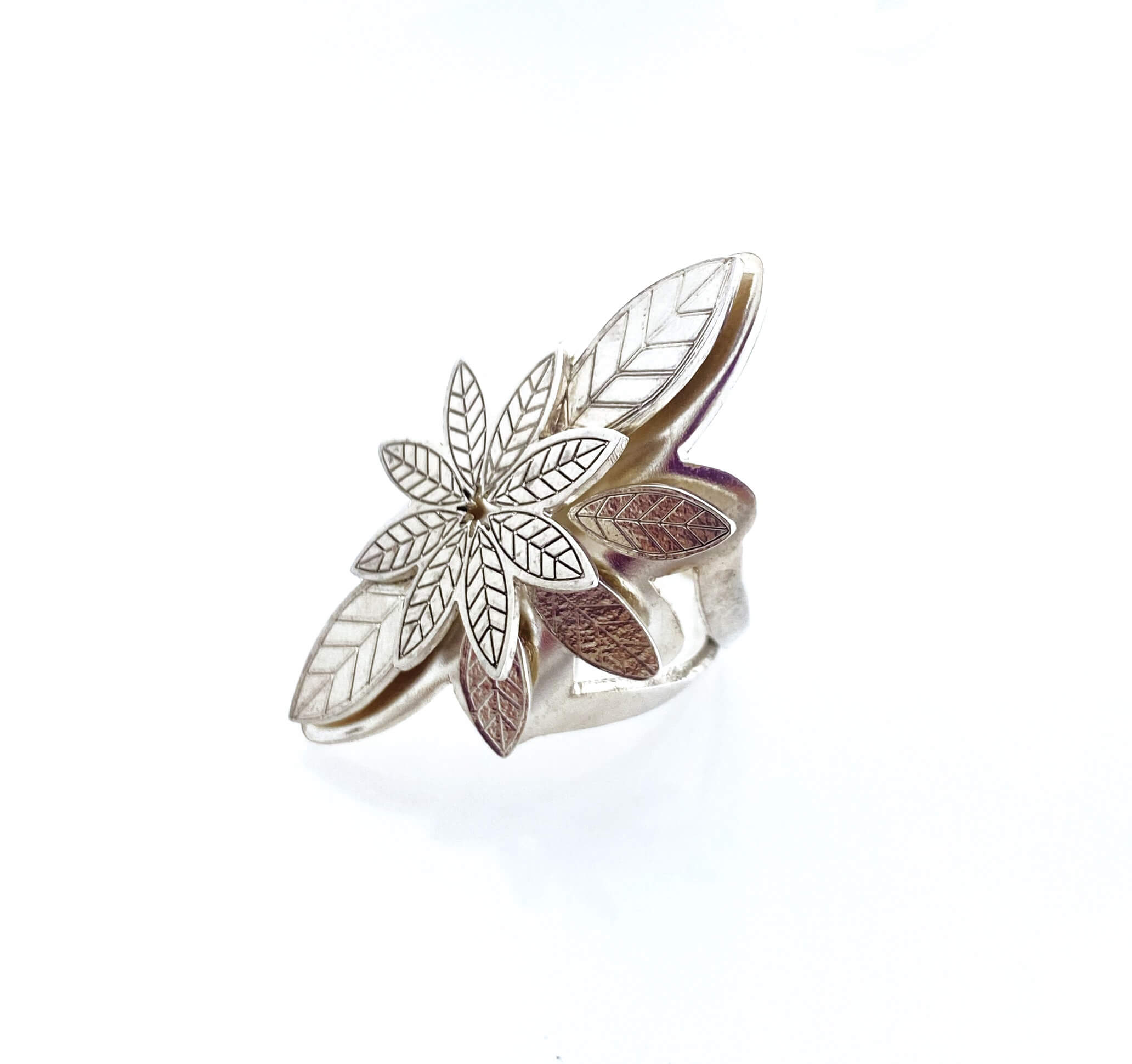 Maxi Anillo Hojas Buriladas Variación Solo Plata