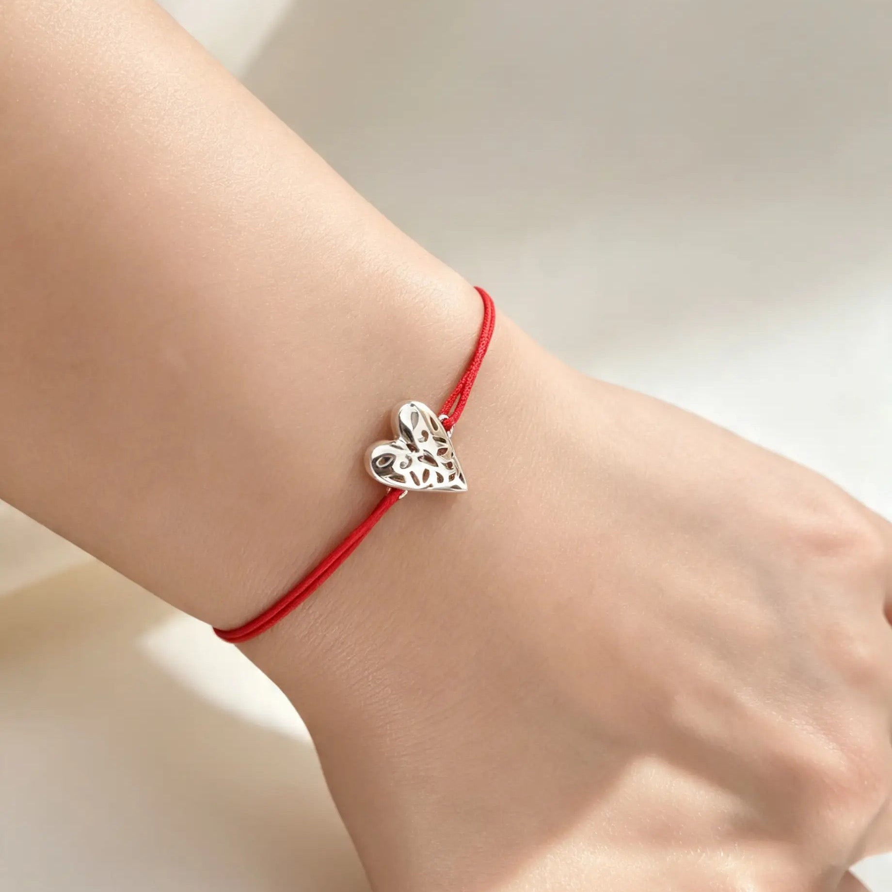 Pulsera Corazón Inflado en Hilo Rojo