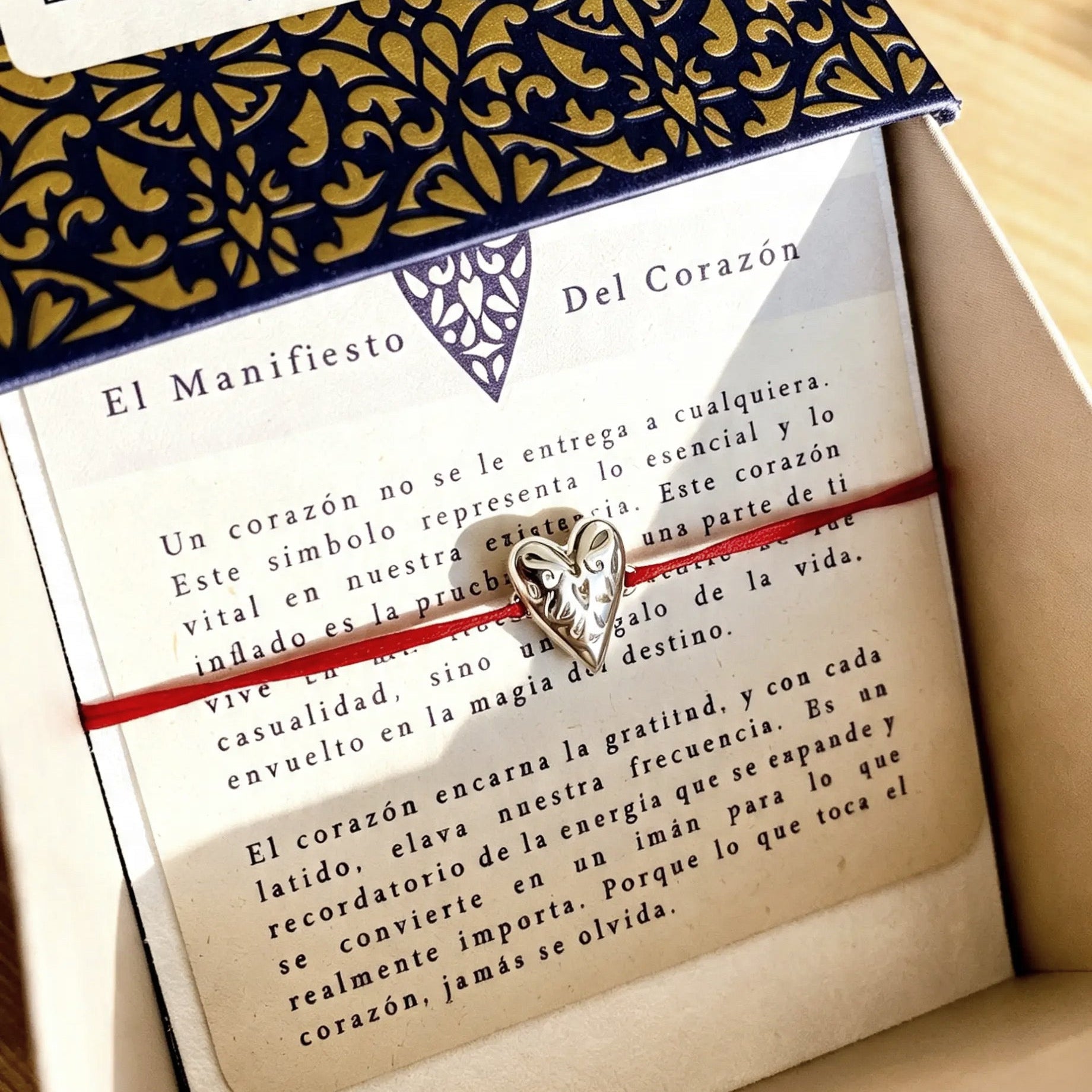 Pulsera Corazón Inflado en Hilo Rojo