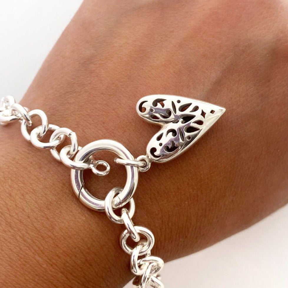 Pulsera Charm Corazón Inflado en modelo